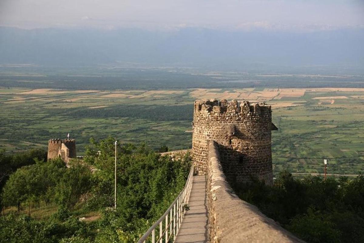 bir tepenin üzerinde çitli bir kale