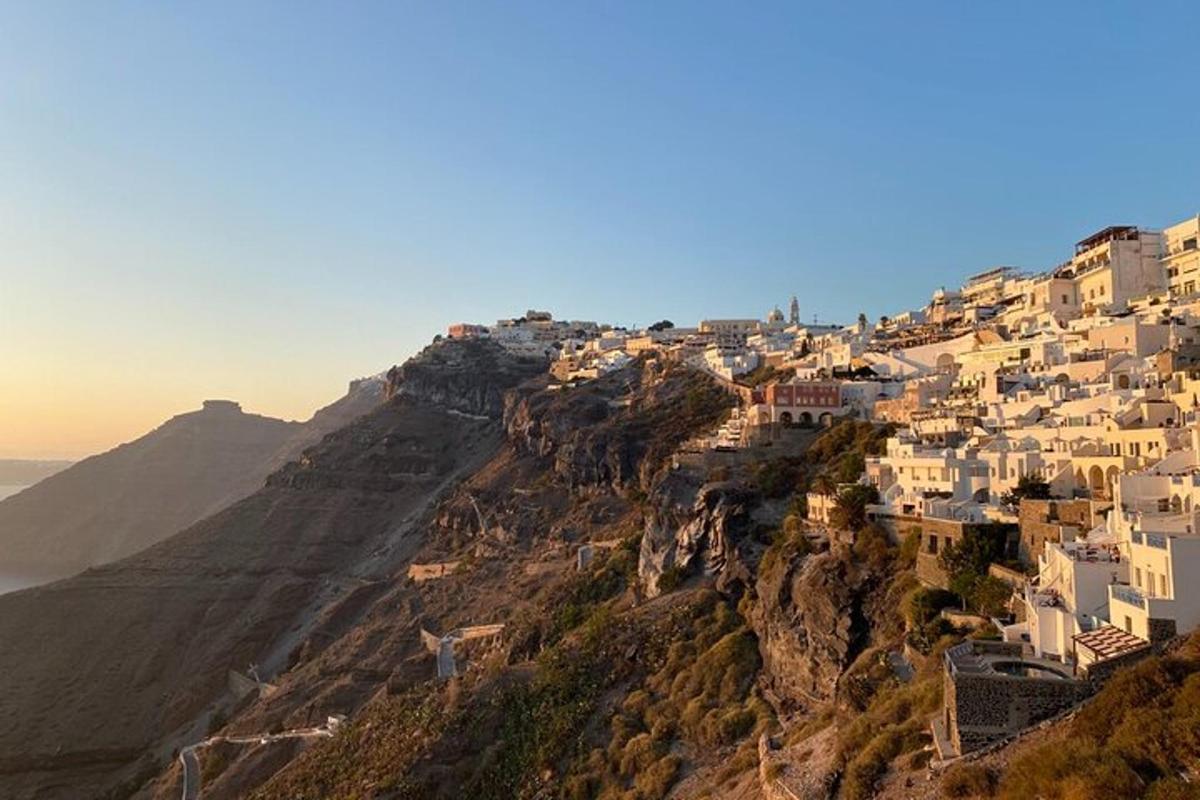 un villaggio sul fianco di una montagna