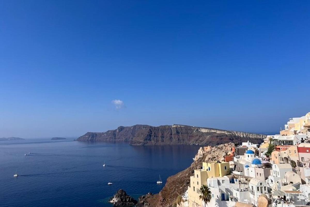 un gruppo di edifici su una collina vicino all'acqua