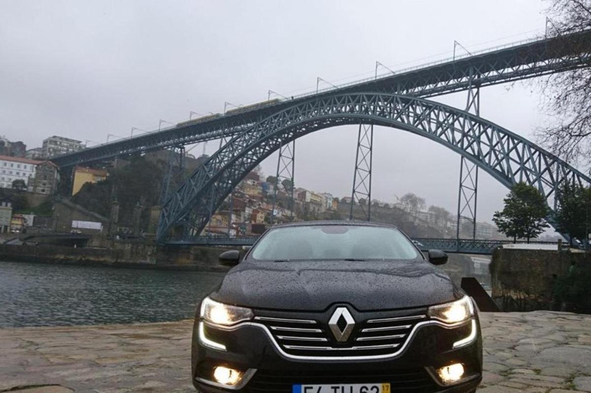 auto zaparkované před mostem