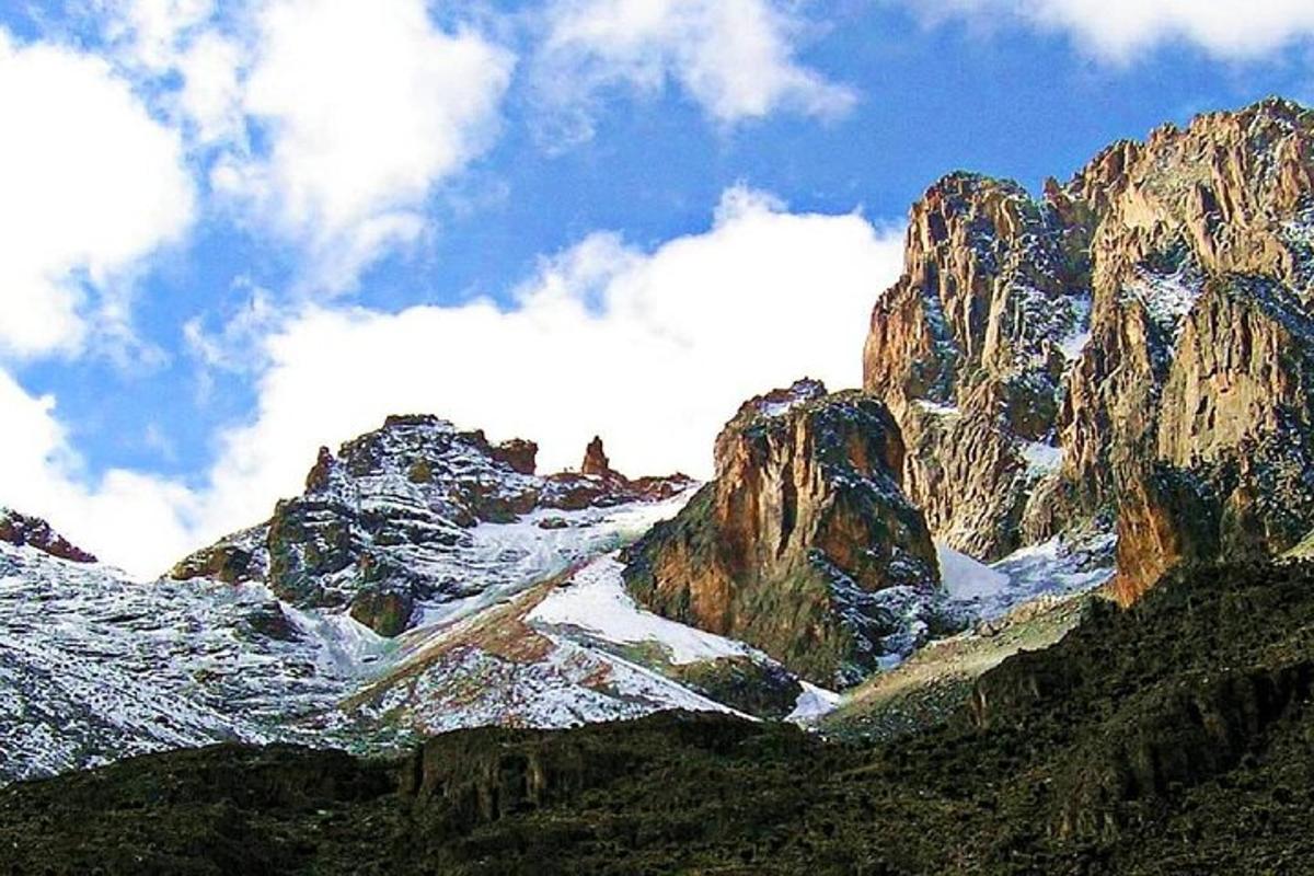 una vista d'una muntanya nevada