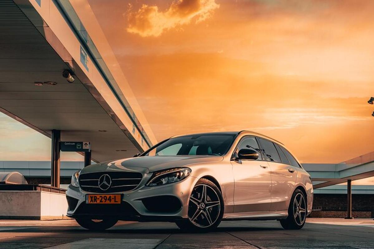 stříbrný vůz Mercedes Benz zaparkovaný pod mostem