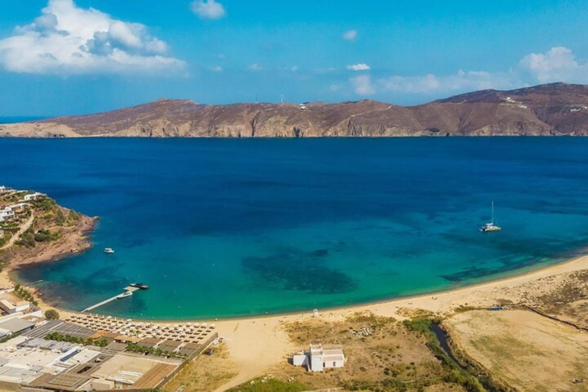 uma vista aérea de uma praia com um barco na água