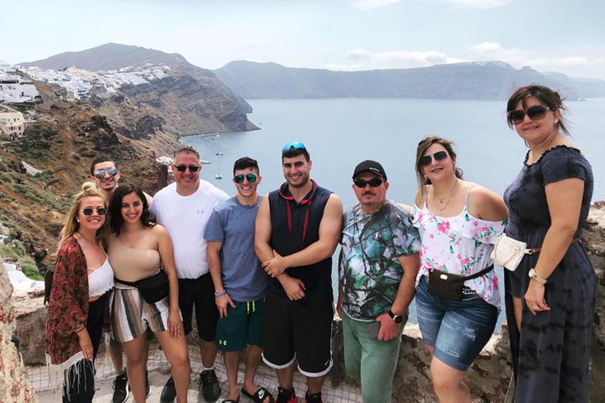 hópur fólks sem stendur á fjallshlíð