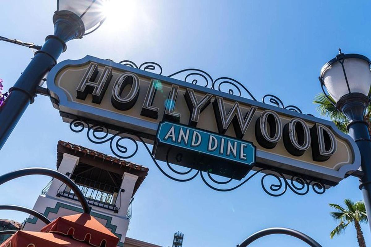 egy hollywoodi és éttermi tábla egy utcai lámpán