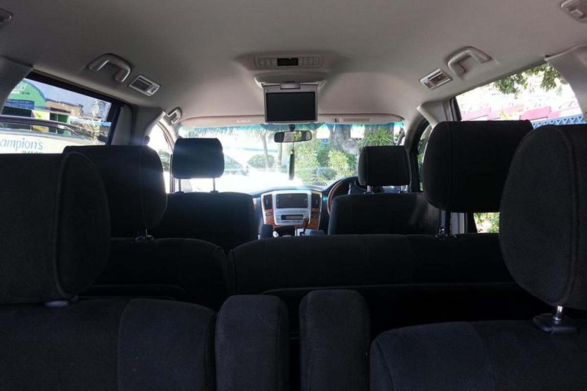 pandangan dalam tempat duduk belakang sebuah van
