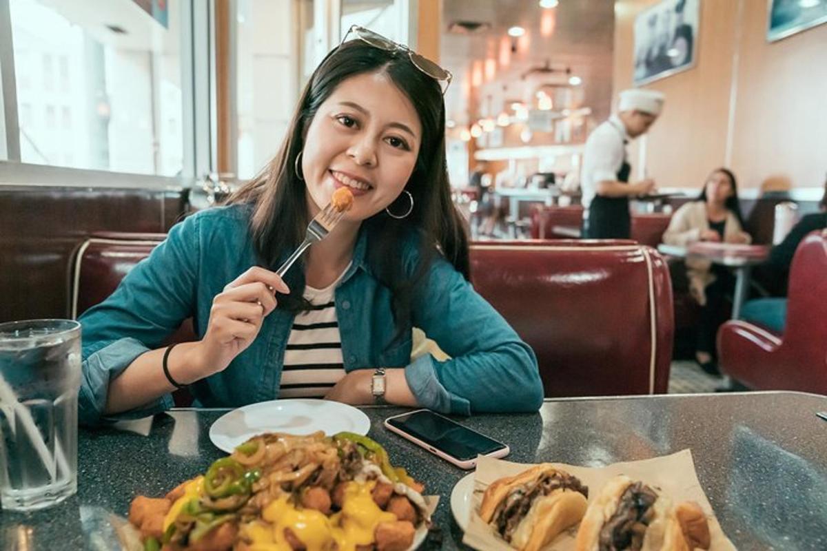 una ragazza seduta a un tavolo che mangia cibo