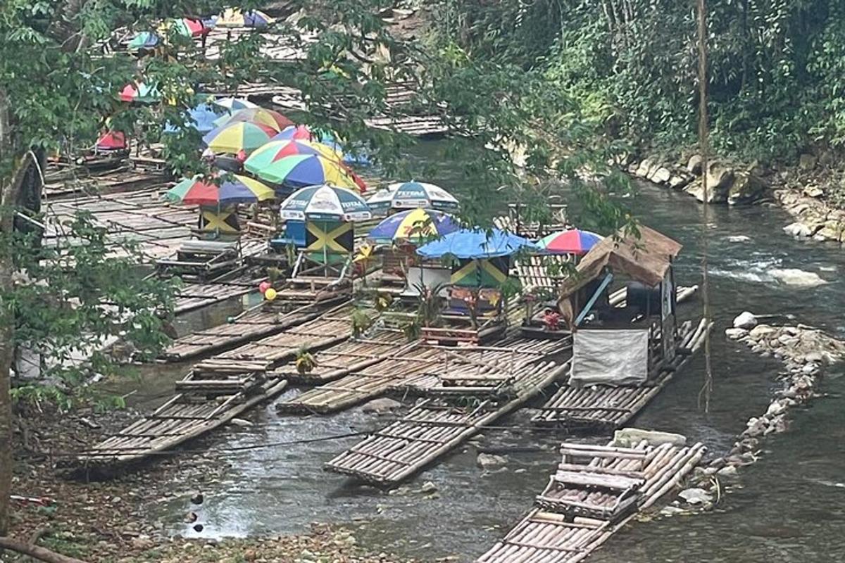 Un grupo de balsas con sombrillas y sillas en un río.