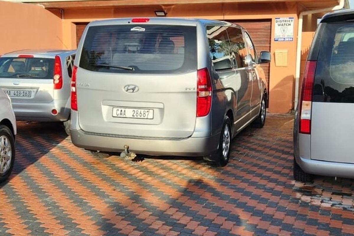 una fila de autos estacionados en un estacionamiento