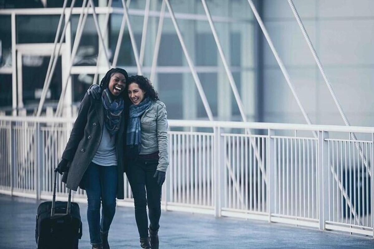 due donne che camminano su un ponte con i loro bagagli