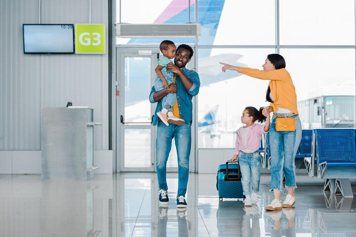 un gruppo di persone in piedi in un aeroporto