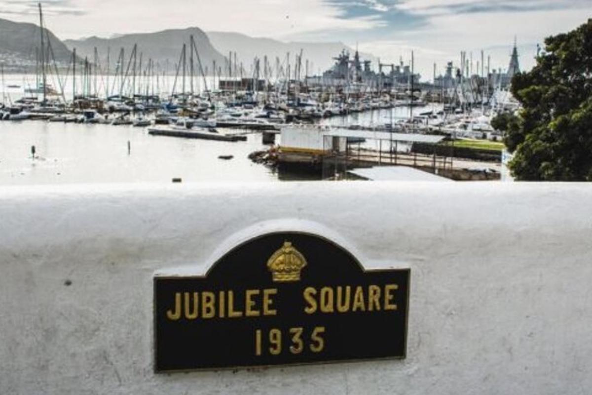 cedule s nápisem Jubilee Square v přístavu