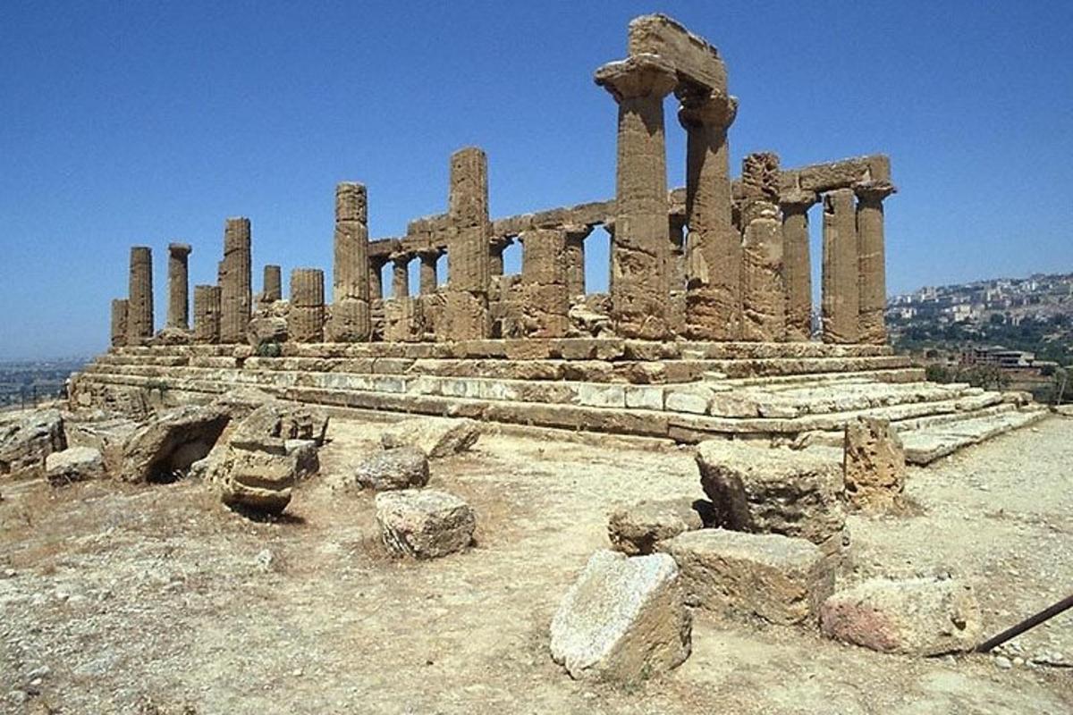 un antico edificio in cima a una collina