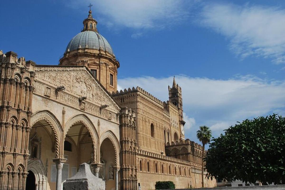 un grande edificio con una cupola in cima