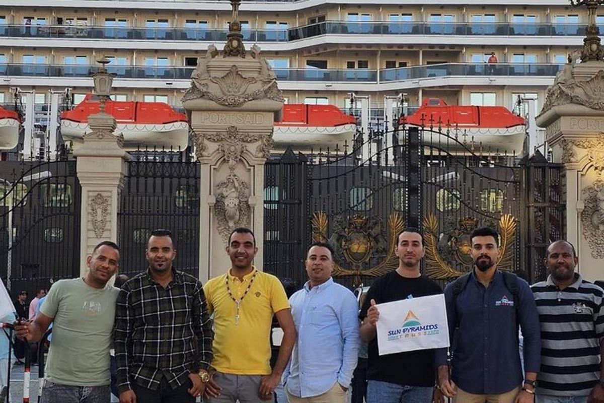 un gruppo di uomini in piedi davanti a un cancello