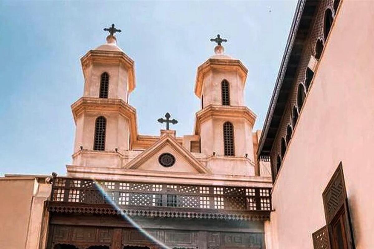 una chiesa con due torri in cima