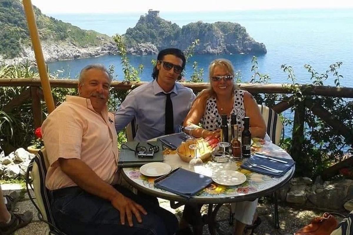 un grupo de personas sentadas en una mesa