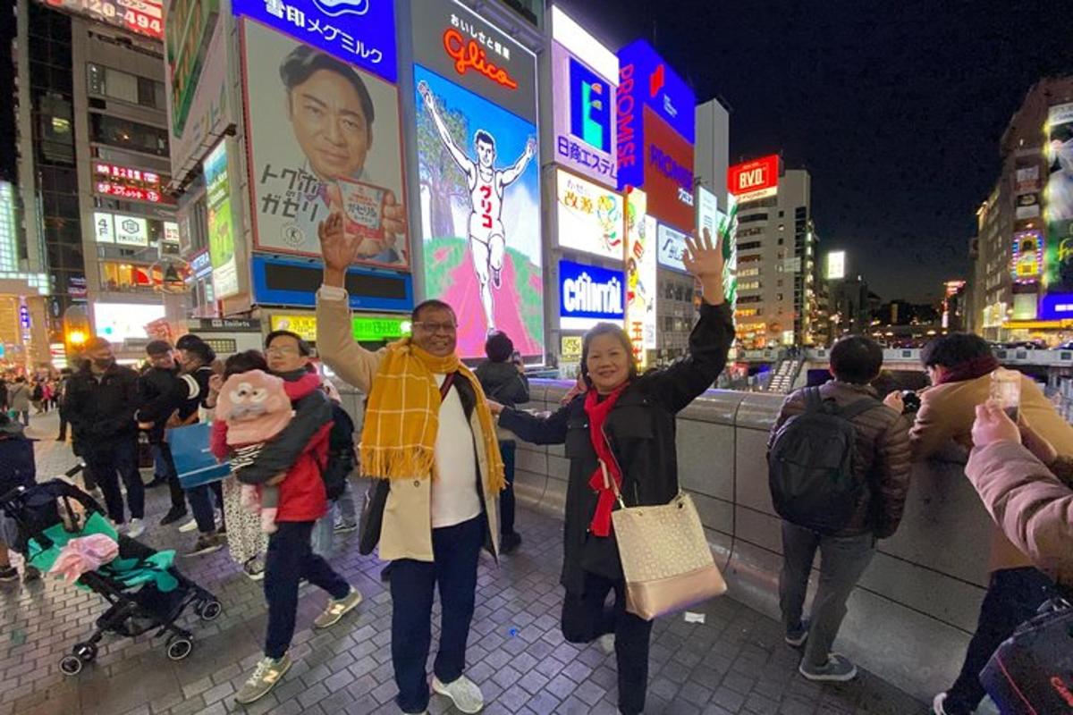 밤에 도시를 걷는 사람들의 무리