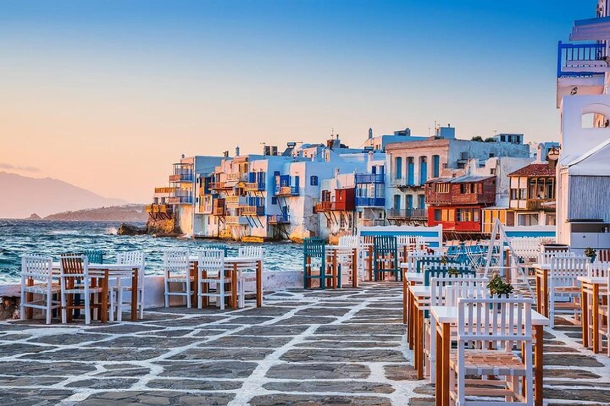 un gruppo di tavoli e sedie vicino all'oceano