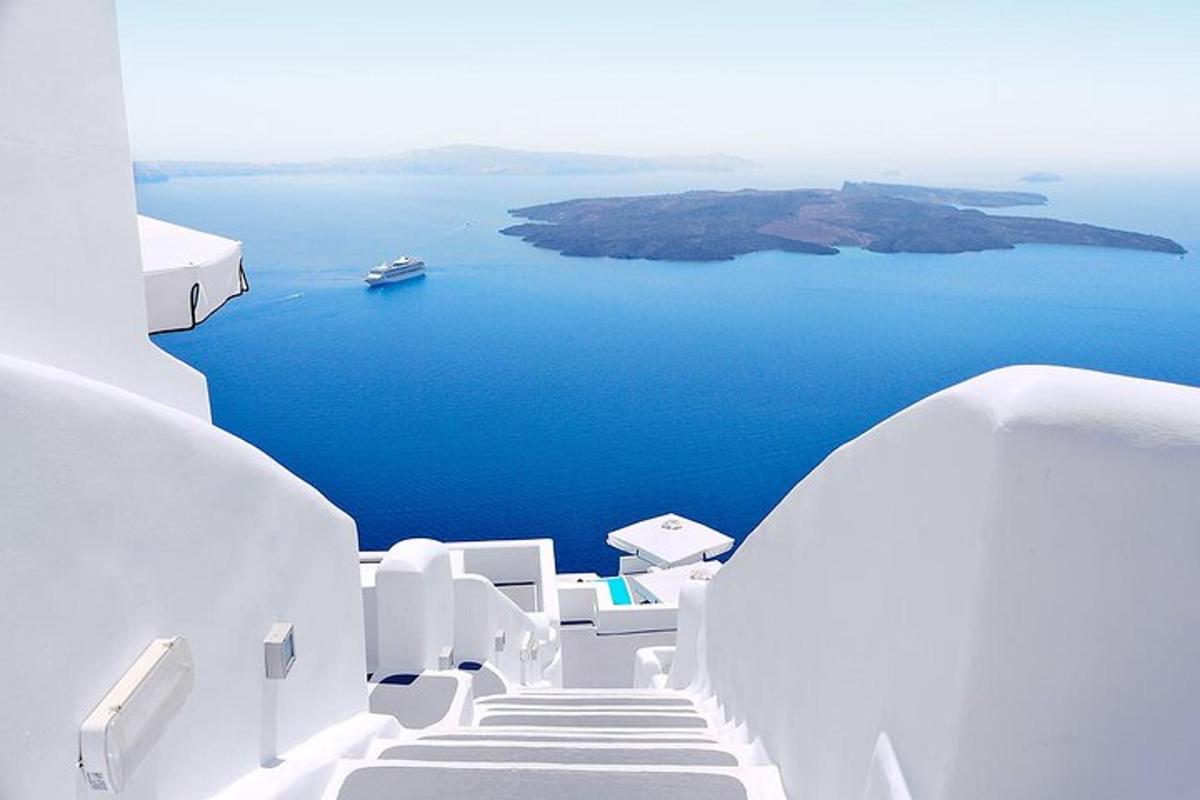 una vista dell'oceano blu da un'isola di Santorini