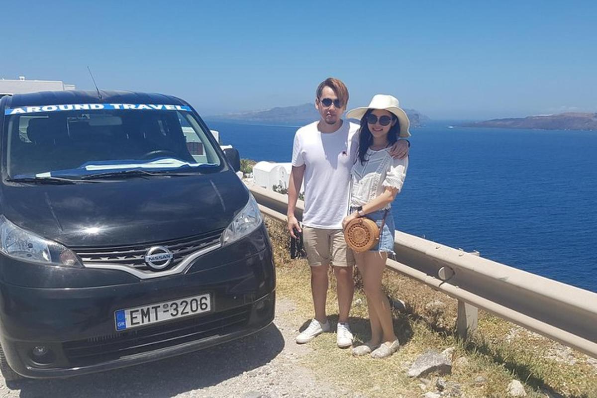 ένας άντρας και μια γυναίκα που στέκονται δίπλα σε ένα αυτοκίνητο
