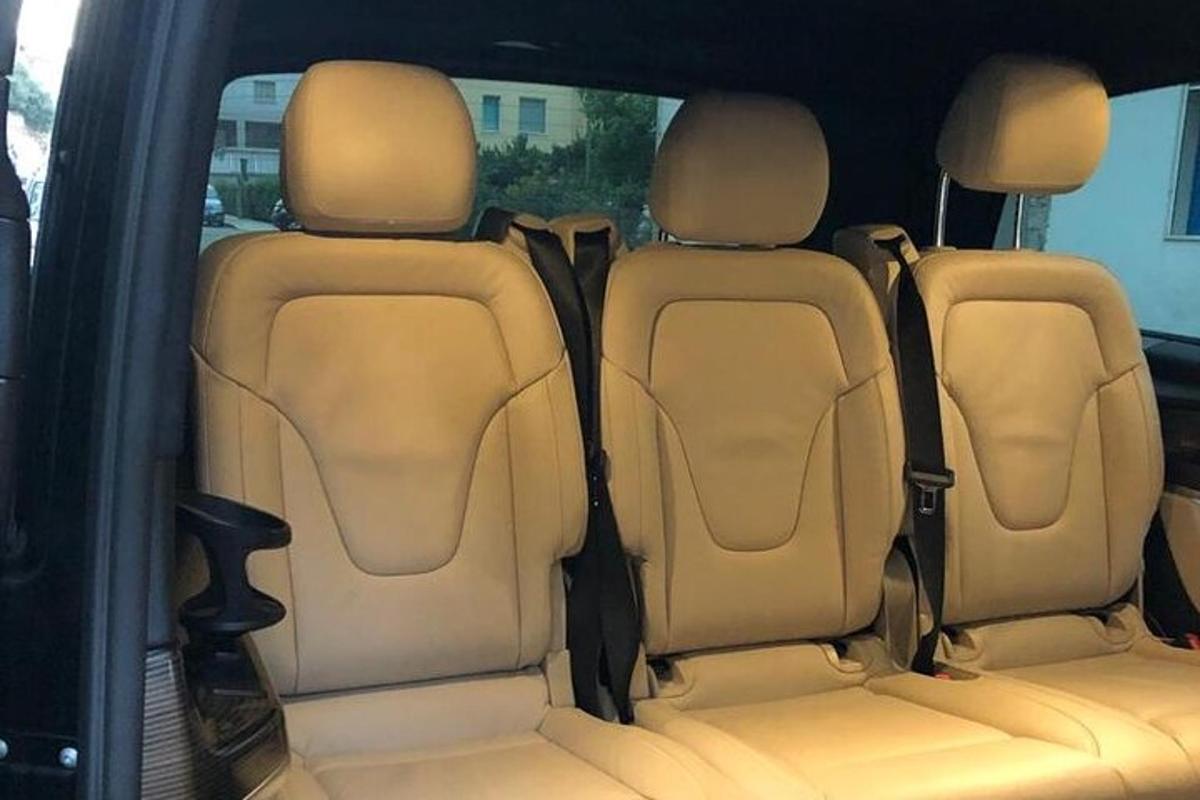twee lege stoelen achterin een auto