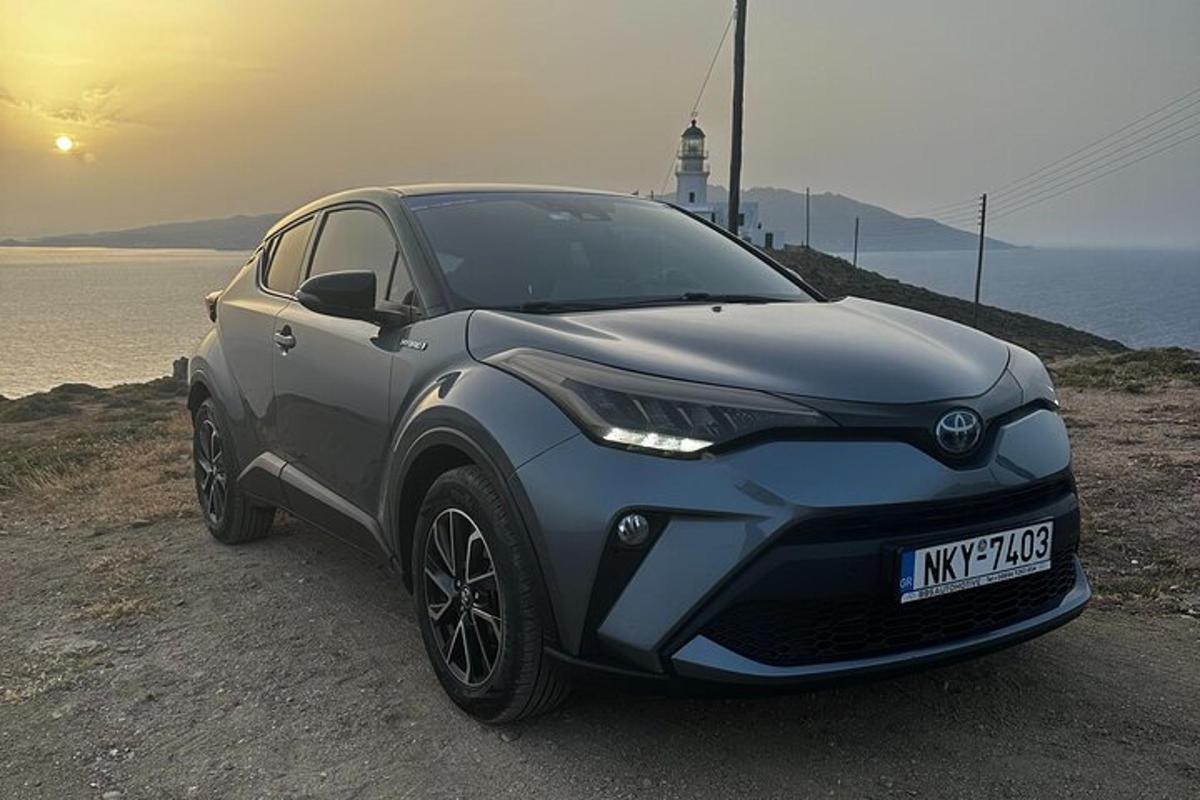 ookeani lähedal kruusateel pargitud auto