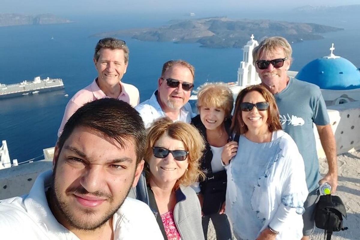 Μια ομάδα ανθρώπων ποζάρει για μια φωτογραφία στη Σαντορίνη