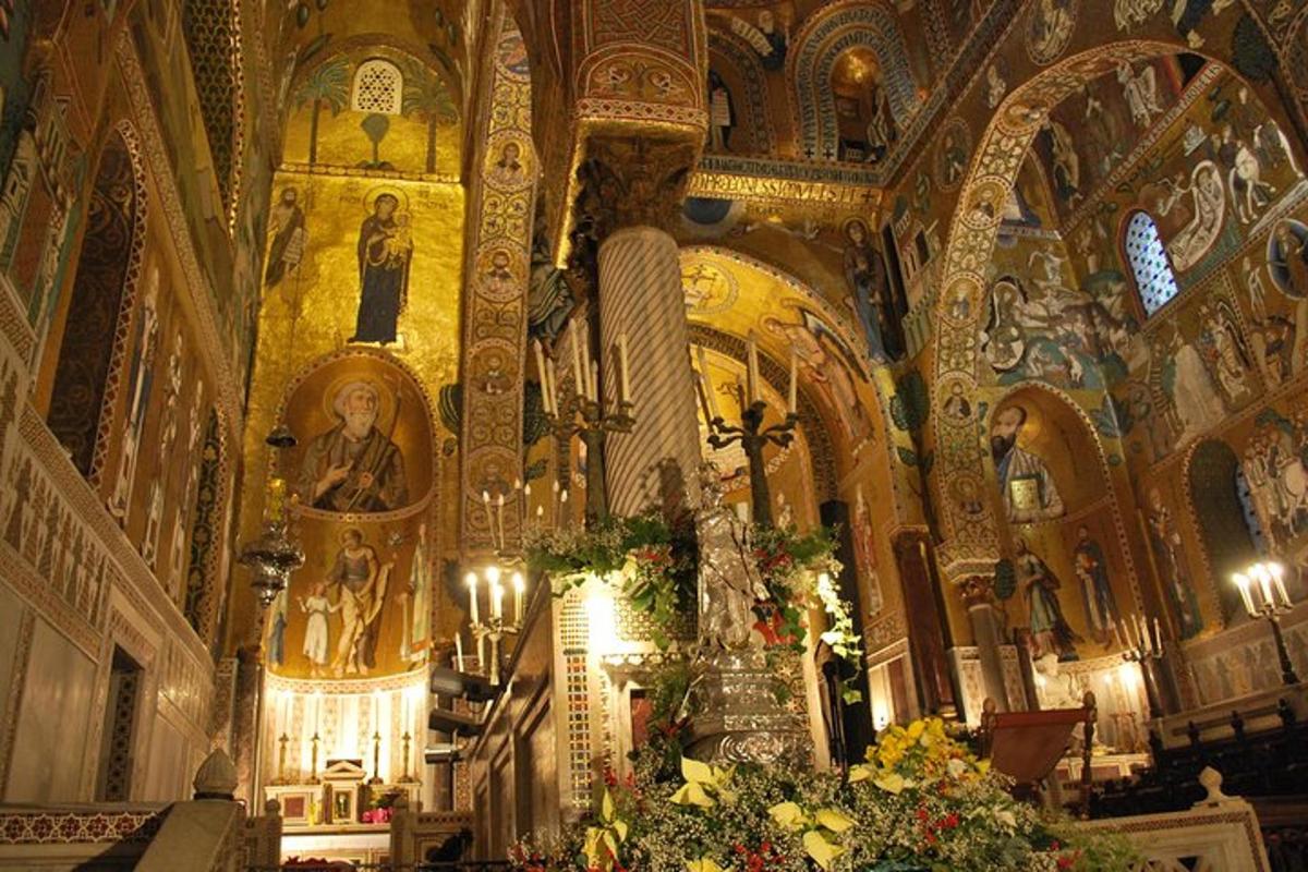 una chiesa con un altare con fiori al suo interno