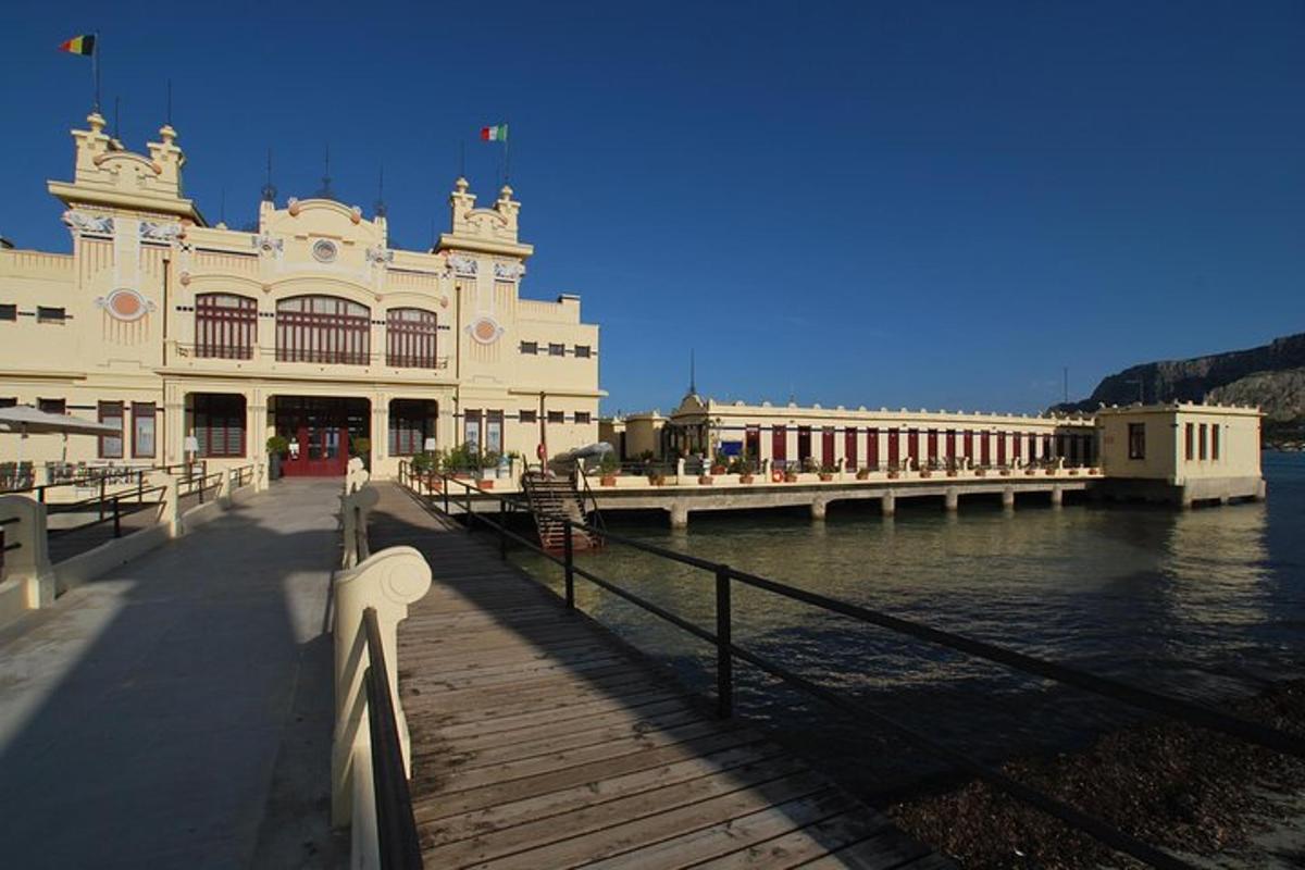 un grande edificio bianco accanto a uno specchio d'acqua