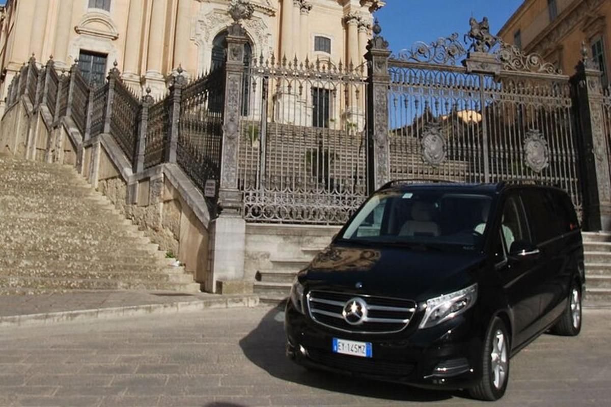 černé auto zaparkované před budovou
