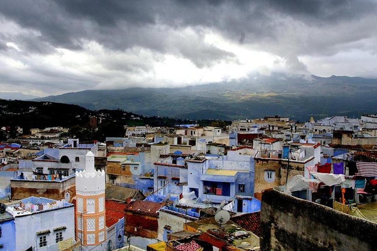 uma vista de uma cidade com uma montanha ao fundo