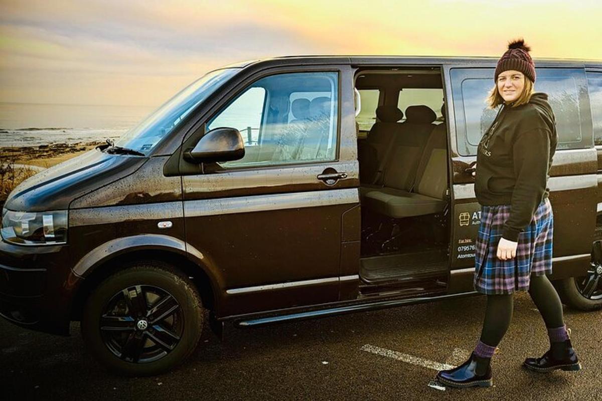 Una mujer está parada frente a una camioneta