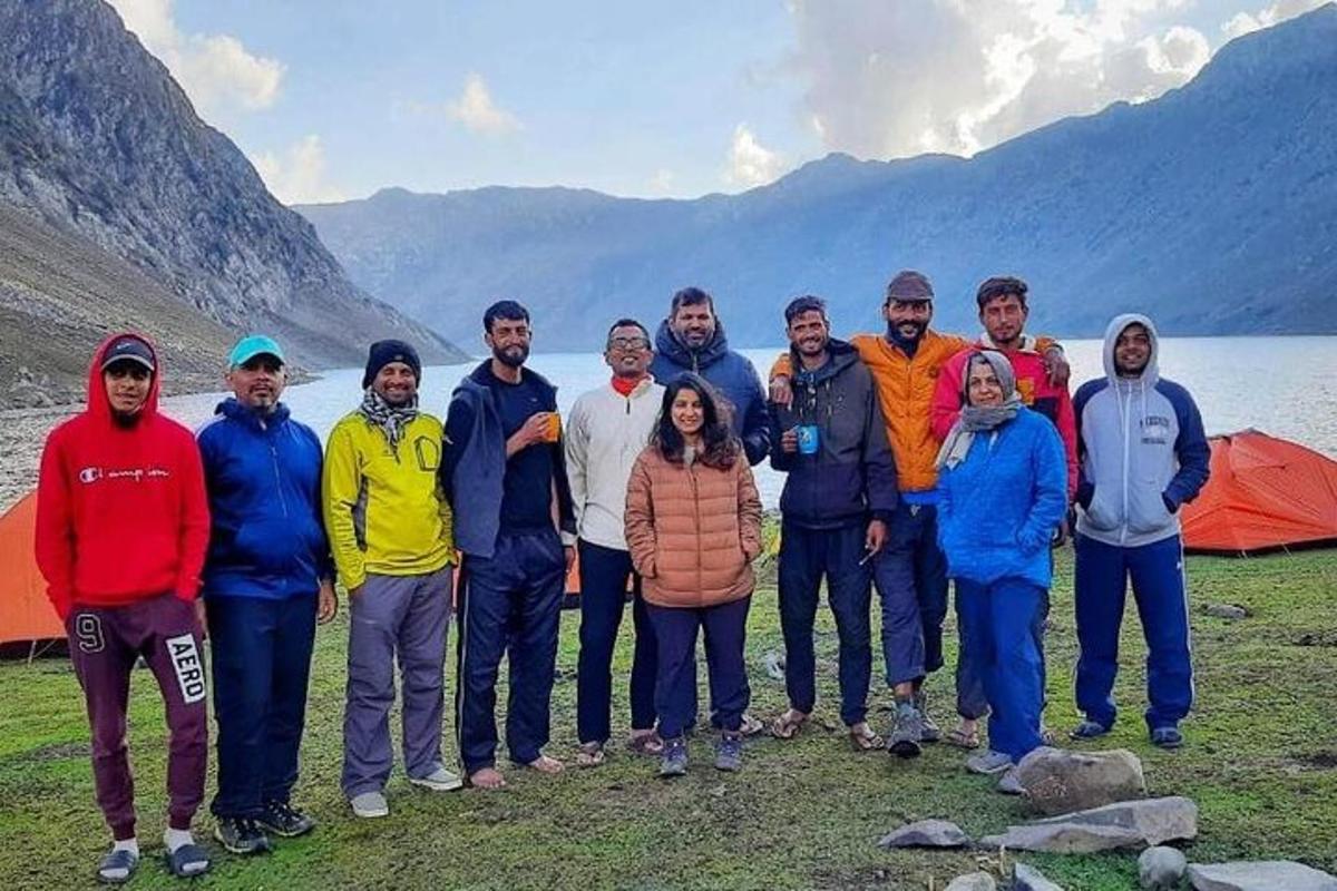 一群人站在湖边