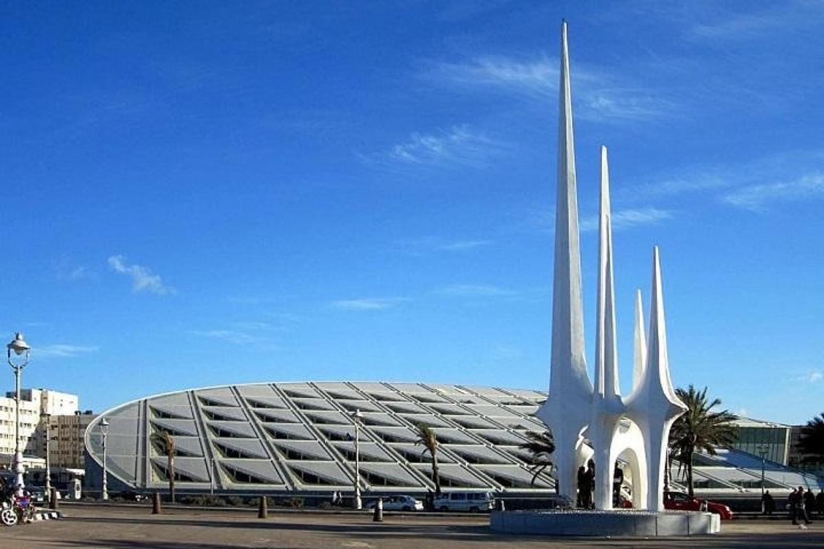 un grande edificio con una statua di fronte