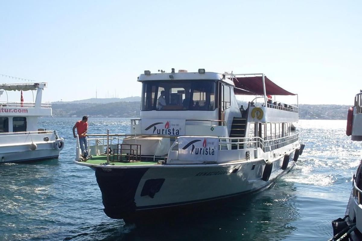 un home està dret en un vaixell a l'aigua