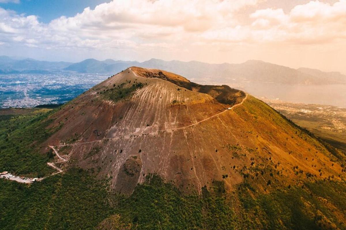 gunung dengan jalan di atasnya