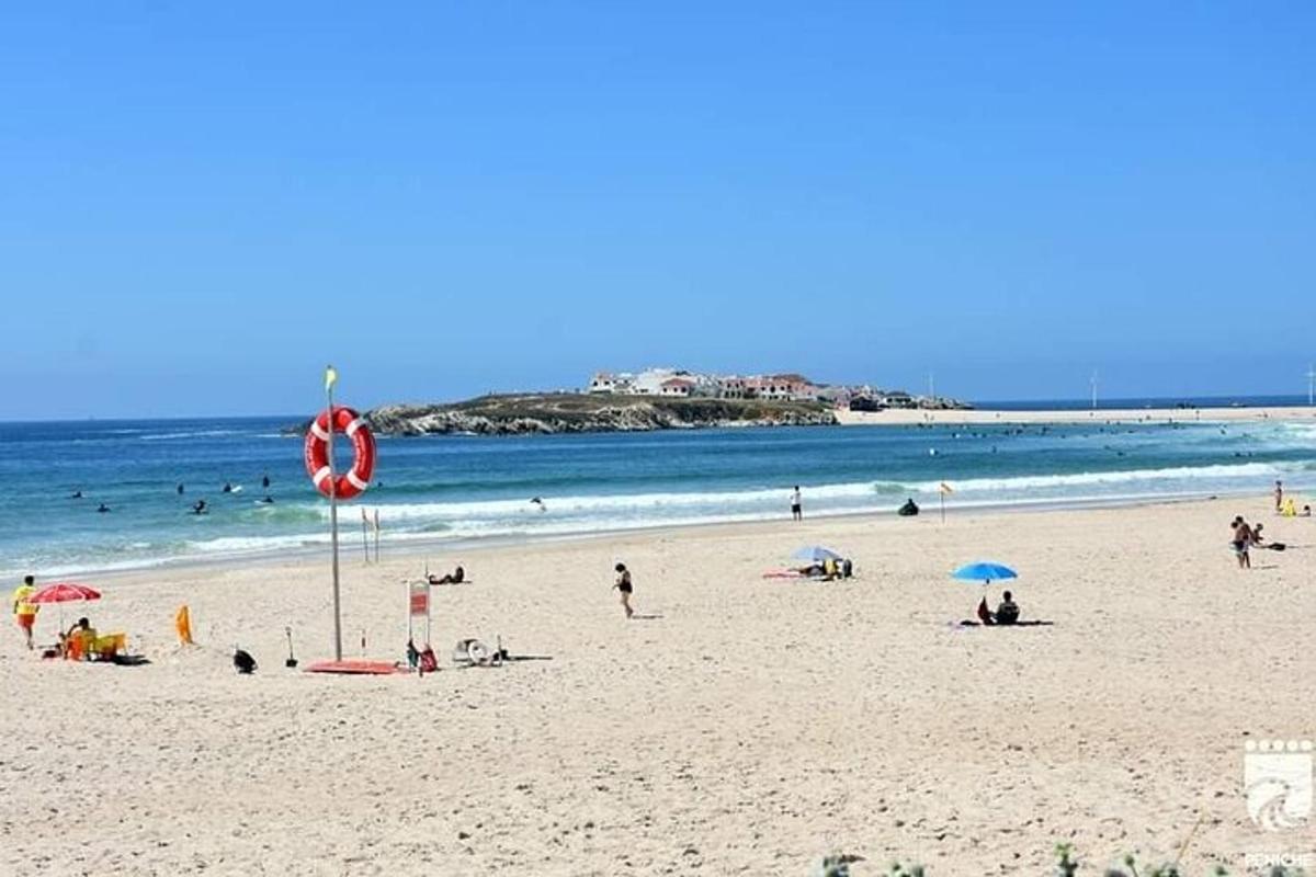 um grupo de pessoas em uma praia com guarda-sóis
