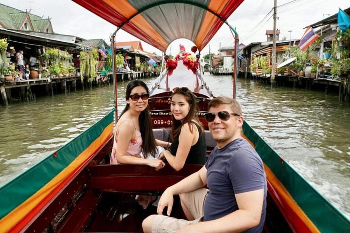 Un grupo de personas viajando en un bote en el agua