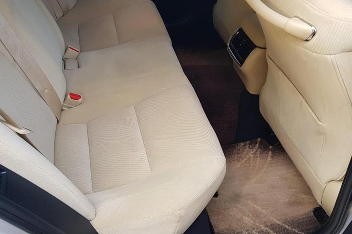 valge iste auto tagaistmel