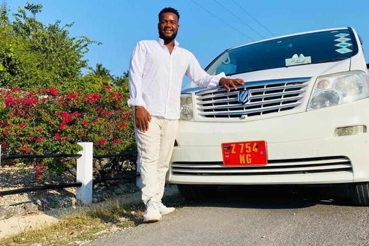 um homem parado na frente de um caminhão branco