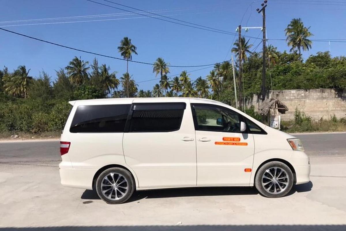 một chiếc xe tải màu trắng đỗ bên lề đường