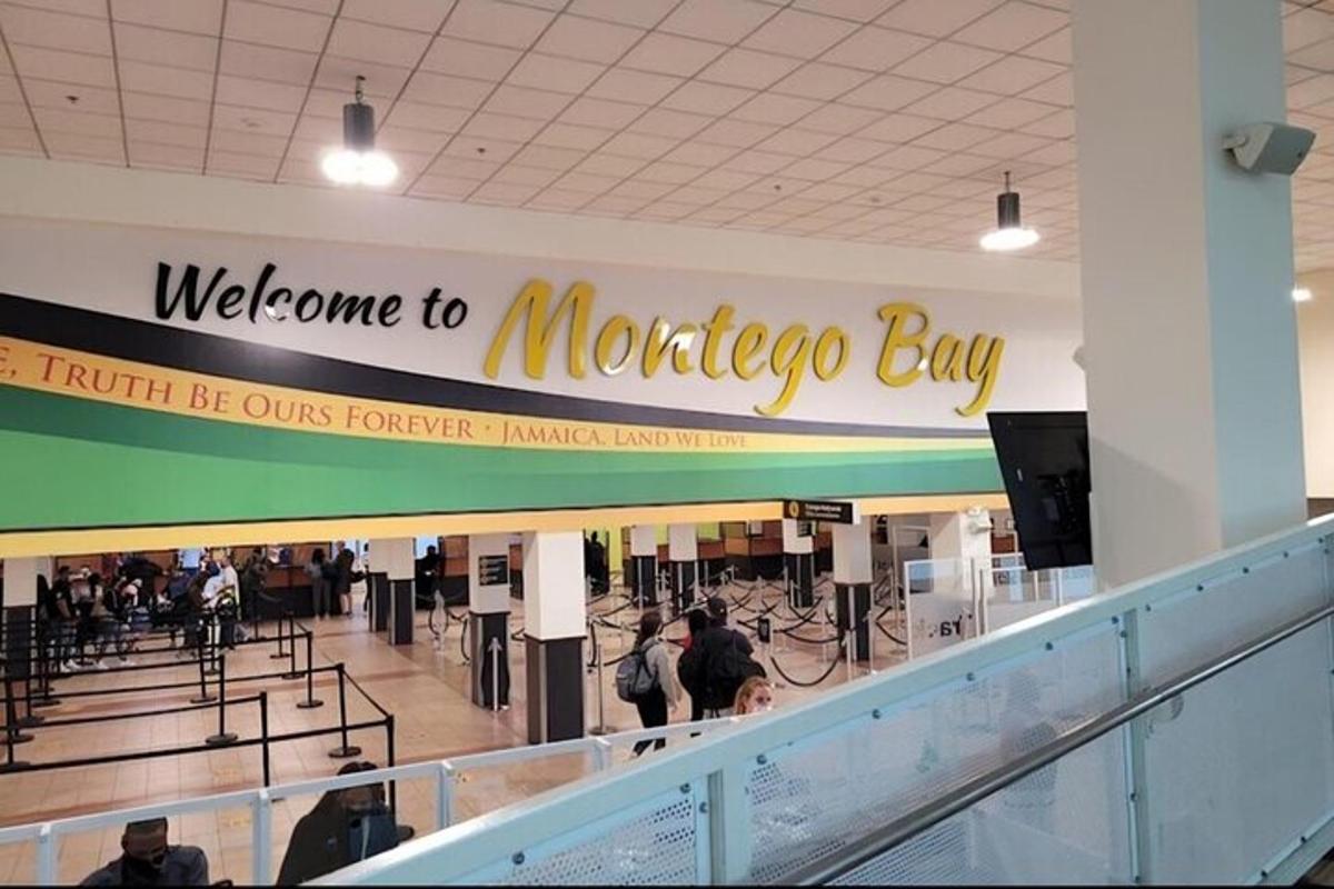 uma placa para uma baía de Marrocos em um aeroporto