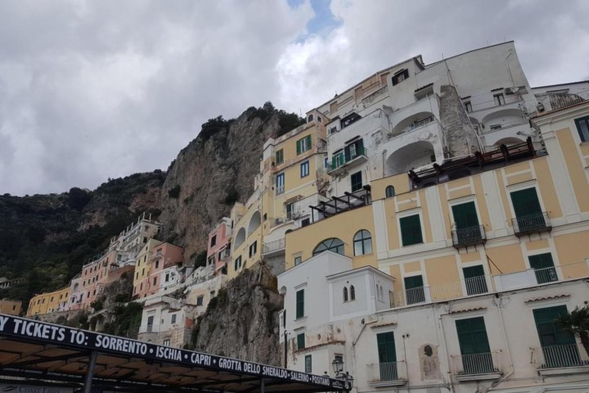 un gruppo di edifici sul fianco di una montagna