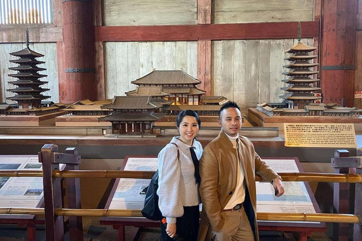 un uomo e una donna in piedi davanti a un museo