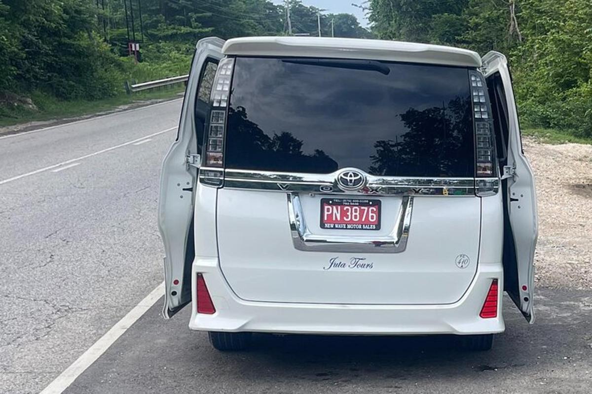 un'auto bianca parcheggiata sul ciglio di una strada