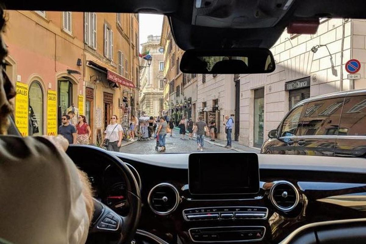 en person, der kører en bil ned ad en bygade