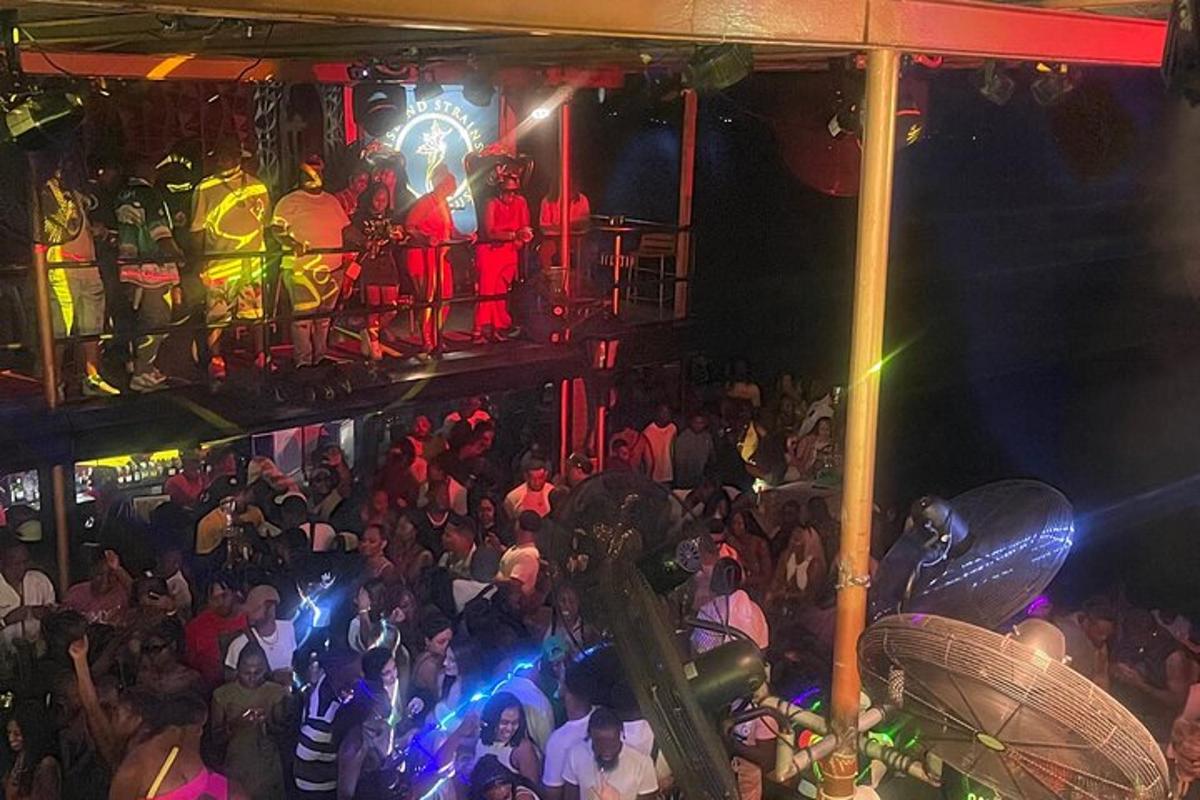 una multitud de personas en una discoteca por la noche