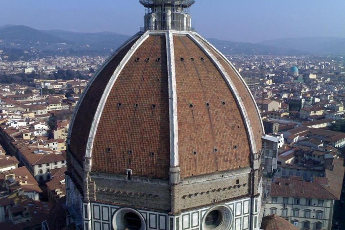 un grande edificio con una torre in cima