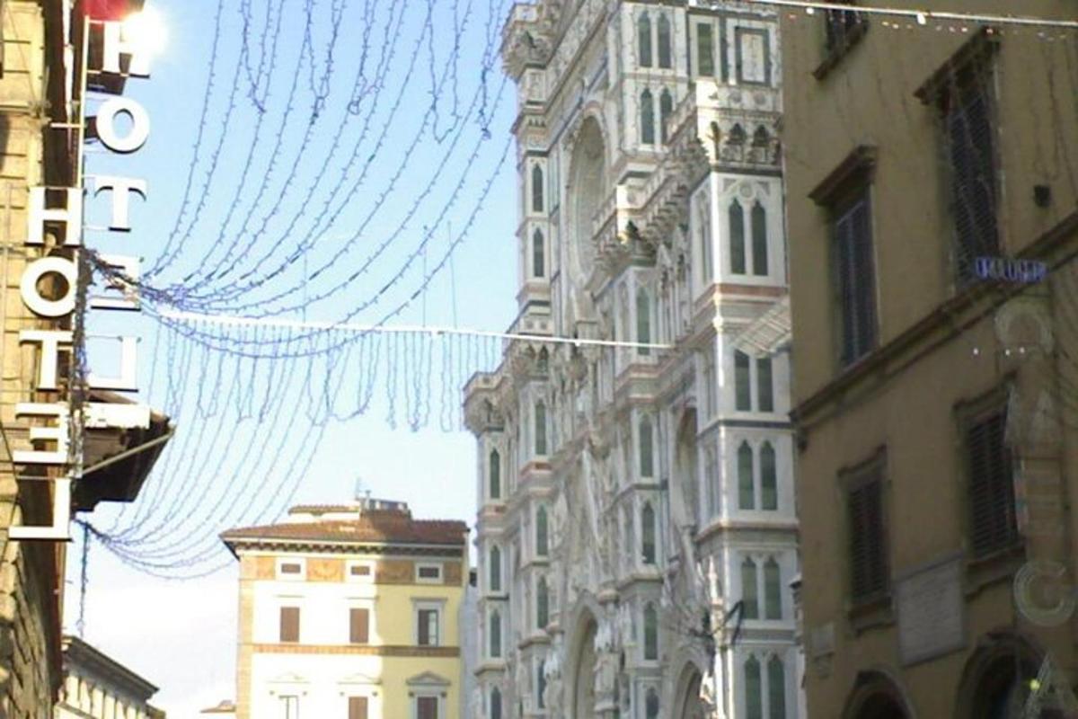 un gruppo di alti edifici su una strada cittadina